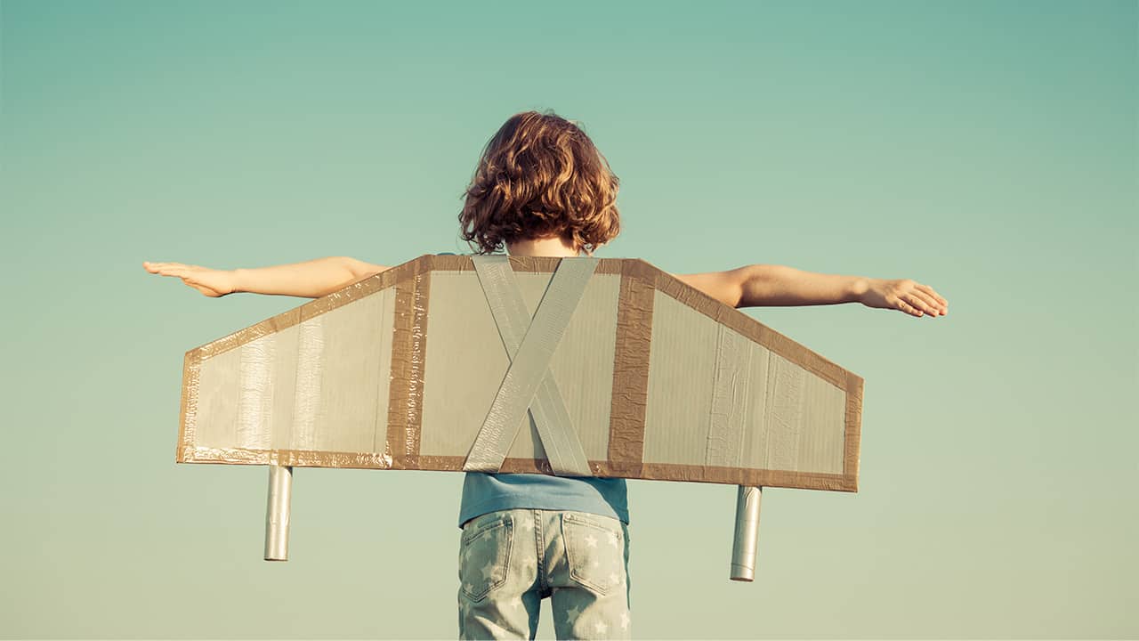 Enfant avec des ailes faites maison